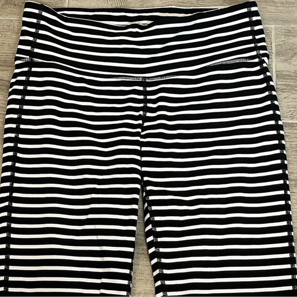 ATHLETA Chaturanga Capri Leggings Black White Striped Size Medium - Picture 2 of 8